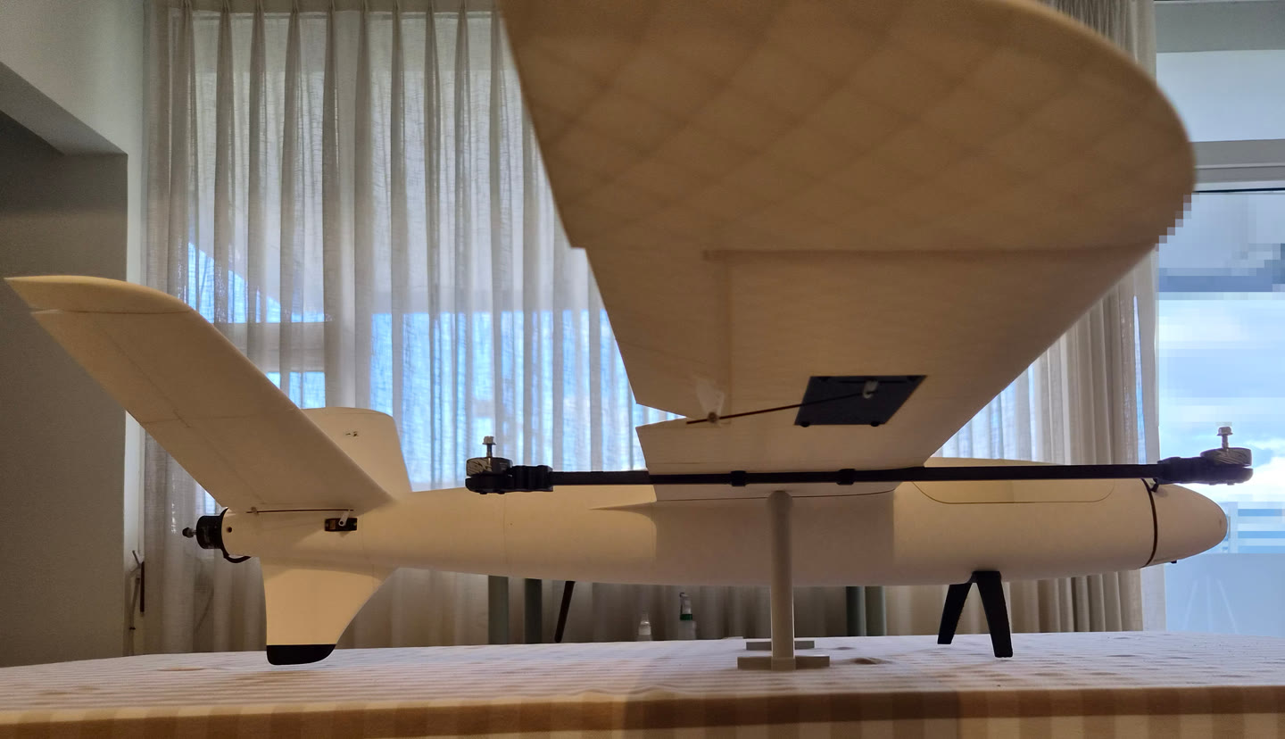 El avión apoyado sobre un solo soporte bajo el ala, visto de lado, para comprobar el equilibrio.
