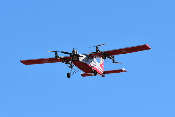 Un QuadPlane en vuelo: cuatro motores de sustentación montados sobre vigas y una hélice de avance.
